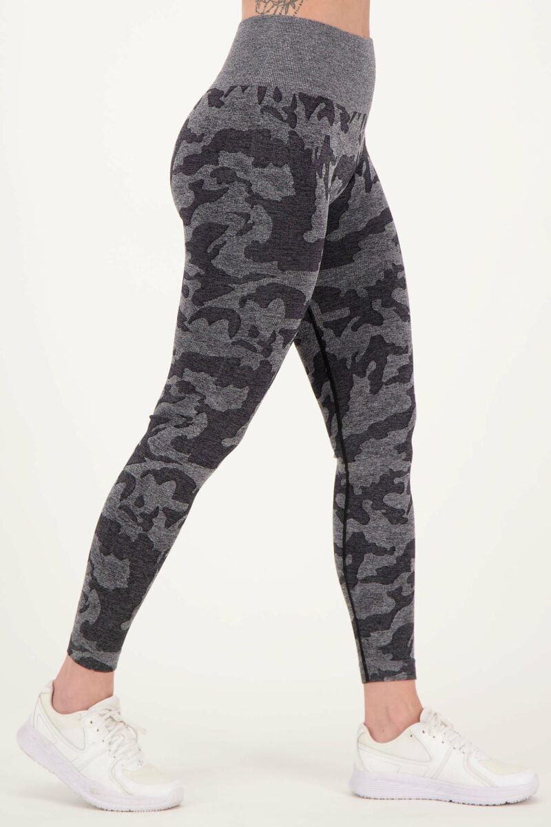 camo legging zwart_Voorkant onder_jpg_2 https://fittwear.stage-surver.nl/product/unisex-bio-cotton-jogg-pants-natural-raw/