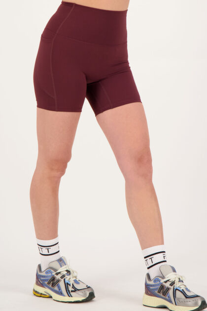 Stay In Place Short Mahogany